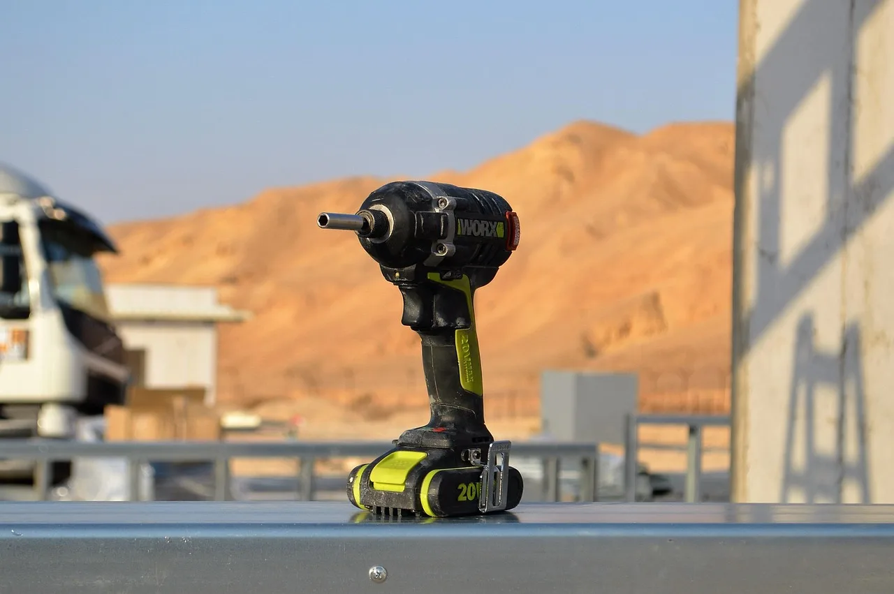 drilling machine, drill, power, work. Handyman GST/HST registration in Canada: the $30,000 threshold and rates