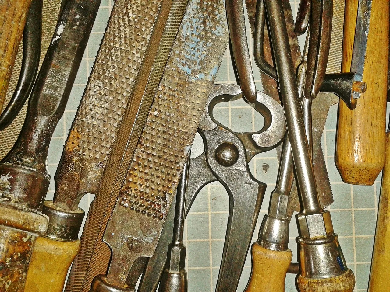 tool, tool box, pliers, files, screwdriver, metal, handyman, bits and pieces, workshop, working device, tools, chisel, craft, iron, storage, works, detail shot, tool drawer, tool box, tool box, tool box, tools, tools, tools, tools, tools. How to structure handyman prices: bases, minimum, travel
